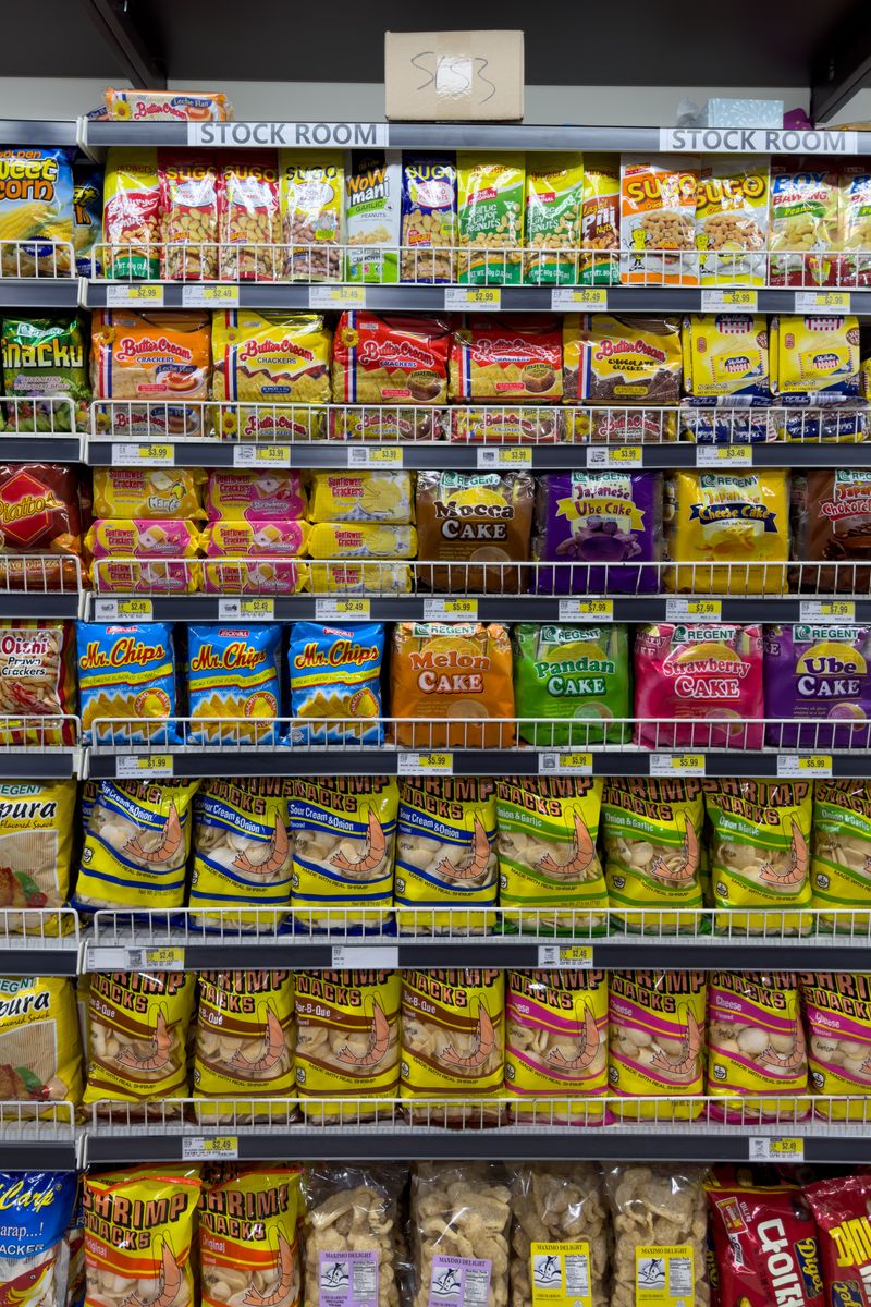 家族が食卓を囲みながらタブレットで買い物リストを確認している様子